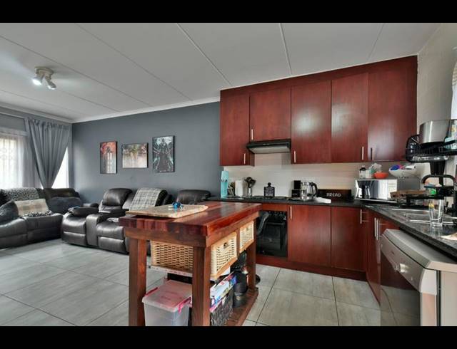 3 BEDROOM TOWNHOUSE FOR SALE IN WILGEHEUWEL